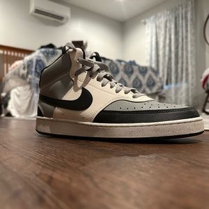 Men’s size 9 Court Vision